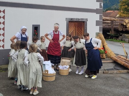 Prireditev DEKD pri Juvanovi hiši